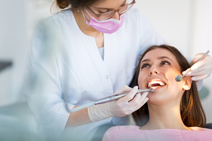 歯科治療を受ける女性